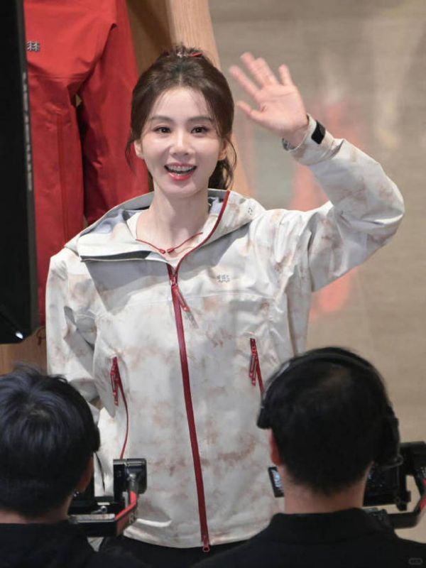 刘诗诗向粉丝挥手笑容灿烂。