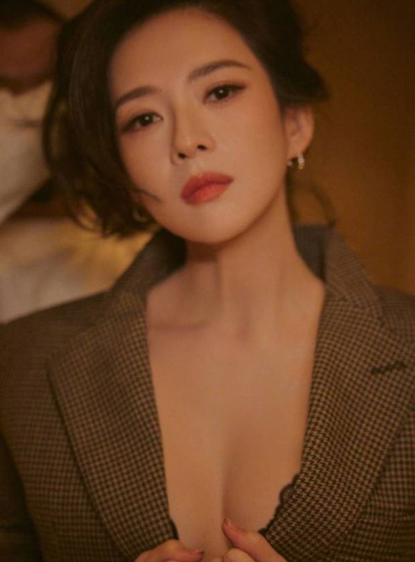 章子怡红唇冷眸,暖光里氛围慵懒又魅惑。