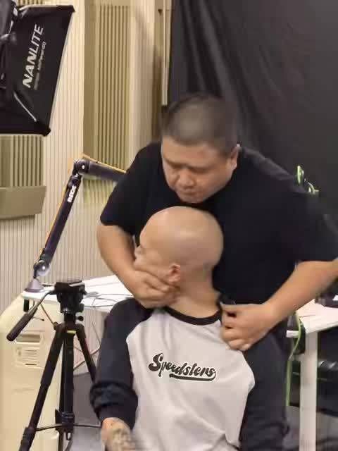 公司邀请龙师傅为员工调理筋骨获好评