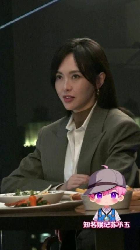 哦莫，终于看到新鲜的糖糖了，长直发穿西装的干练高管陈岩！