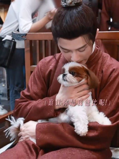 父亲怀抱孩子闻其头部表达亲昵