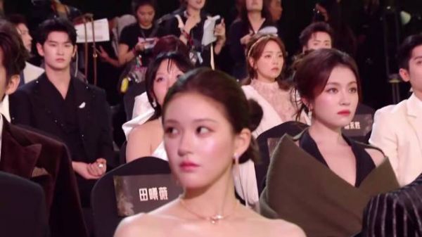 别人领奖你唠嗑，赵露思拉着刘宇宁聊闲篇，有说有笑太好磕