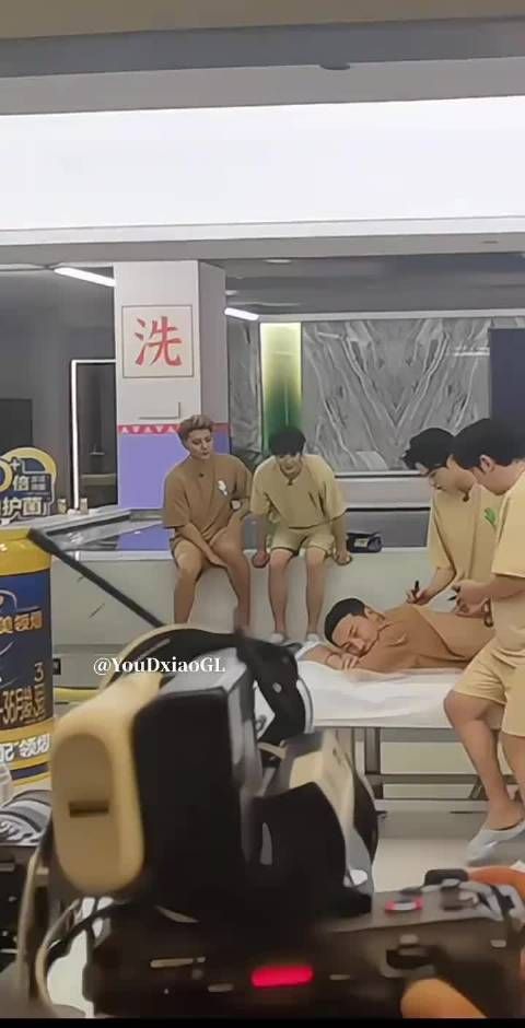 我的天啊粉丝也太厉害了连宇宙闪烁请注意澡堂里的录制路透都能搞到手