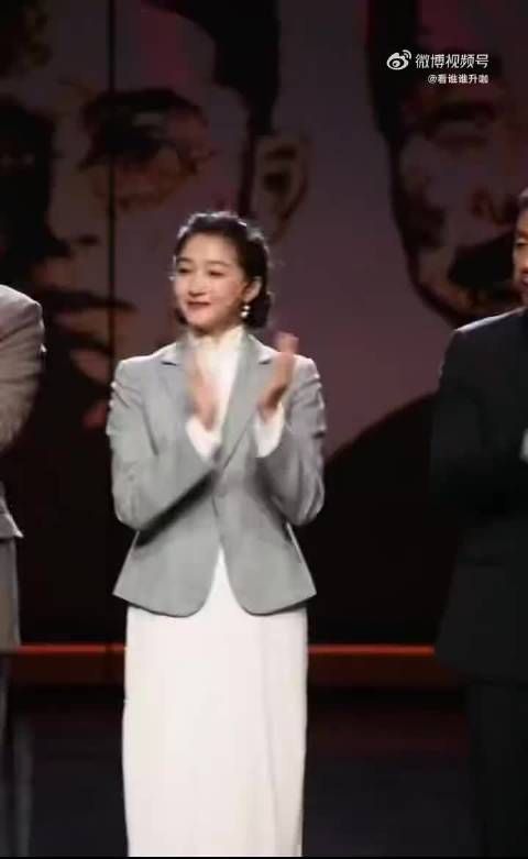 关晓彤谈跨年晚会饰演秦怡，称是职业生涯重要一课