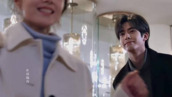 宋威龙一步跨三台阶镜头引热议