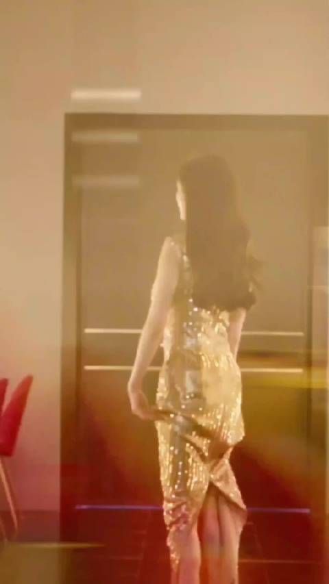 杨幂金色旗袍妆，气质在线很难不看