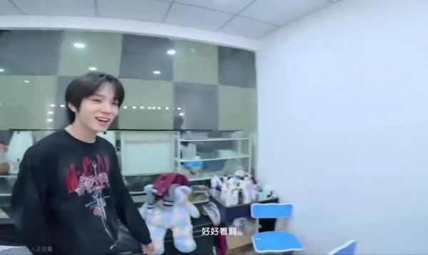 TF家族新年音乐会彩排王橹杰单膝跪地互动穆祉丞