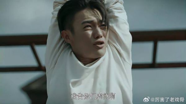 教官看上顾燕帧好酒 假装用钱买，下秒反应太搞笑！