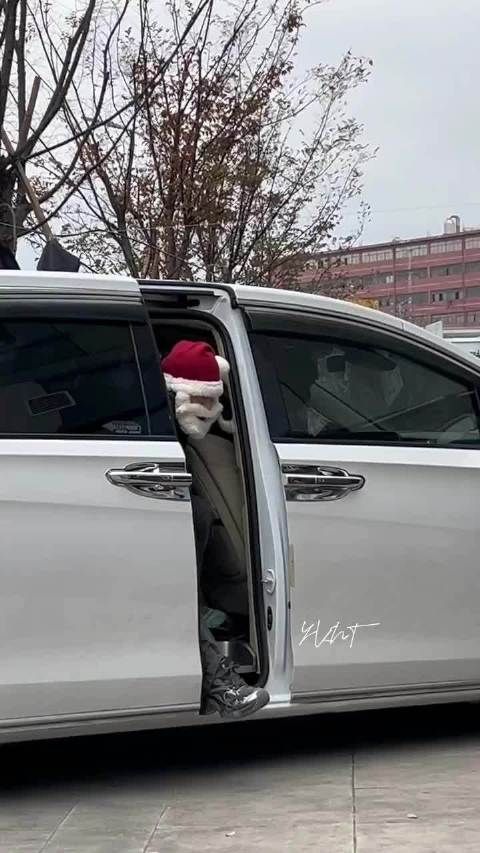 徐振轩cos圣诞老人亮相平安夜