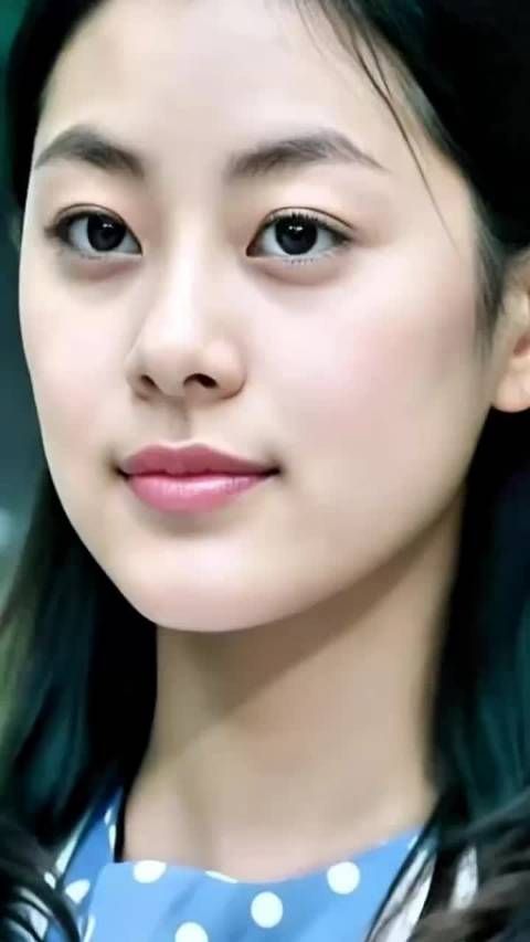 一个猥琐男竟在女孩的男友面前，当街强吻女孩