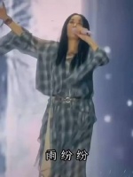 窦靖童那英同框跨年，网友调侃大姨组合