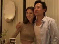 吴千语直播卖1.5亿，施伯雄当众撅嘴求亲反被推开