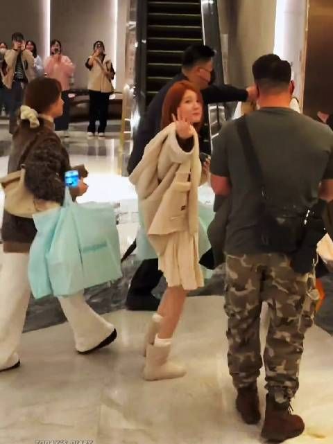 赵露思奶白套装现身酒店,浅笑挥手尽显温柔