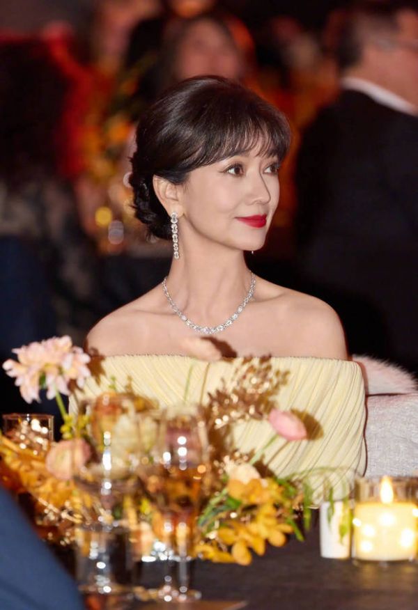 搜狐娱乐讯 24日，赵雅芝在社交平台上晒出自己参加活动的照片，她身着黄色抹胸裙十分端庄大气，气质在线！