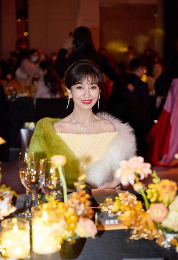 赵雅芝面露温婉笑容，魅力十足！