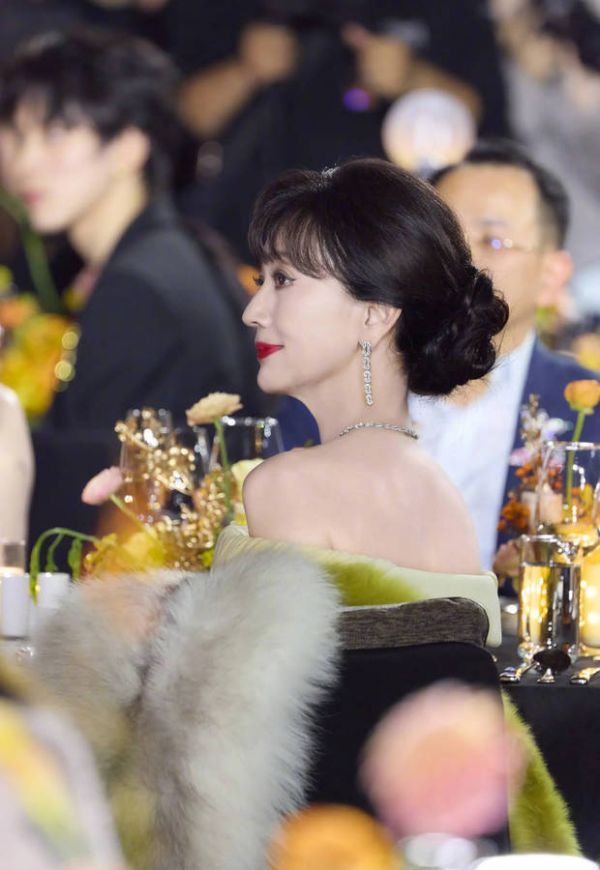 赵雅芝的皮肤白皙，红唇吸睛。