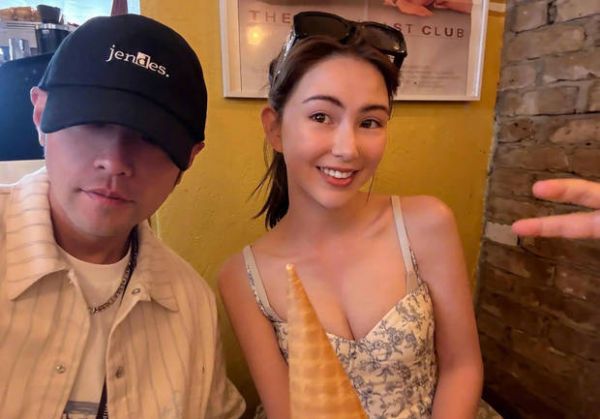 此前，昆凌与周杰伦同框合影，大方秀好身材。