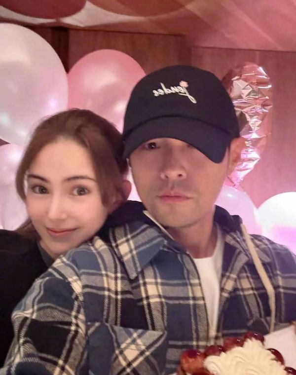 夫妻俩贴贴合影好有爱。