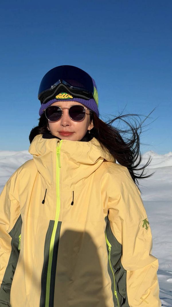 李冰冰绽放温柔笑容，超迷人。