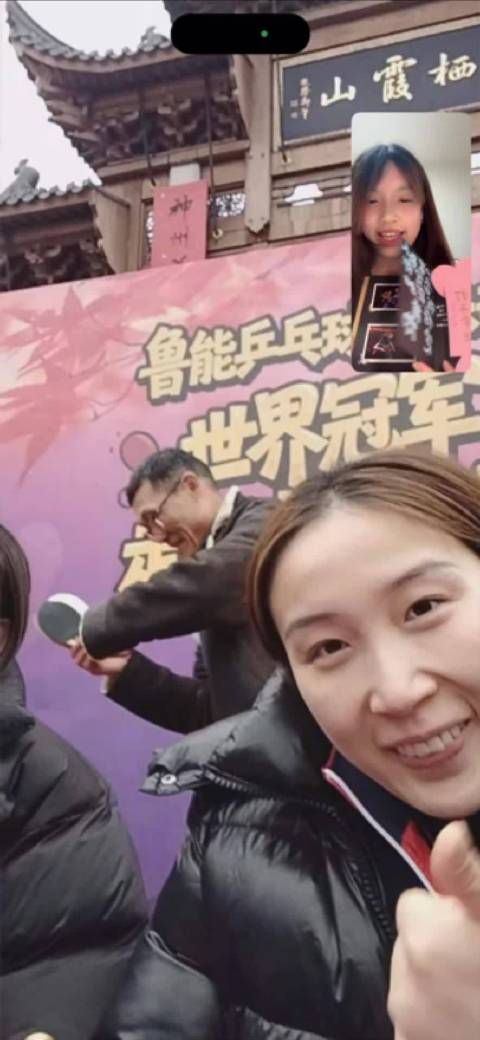 幸福向天一展示自制风琴本，朋友代其现场互动