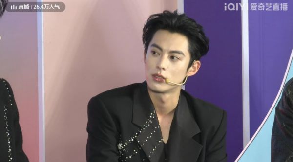 王鹤棣吐槽节目组热衷给嘉宾穿丑衣服