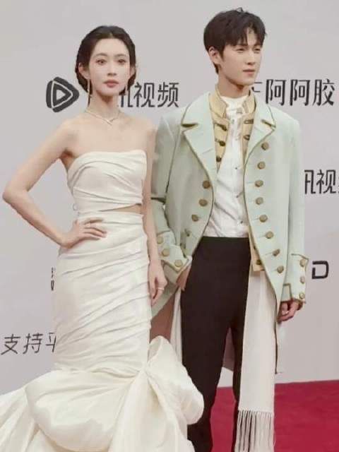 男帅女美，对我的眼睛不要太友好！李昀锐还贴心帮孟子义整理裙摆