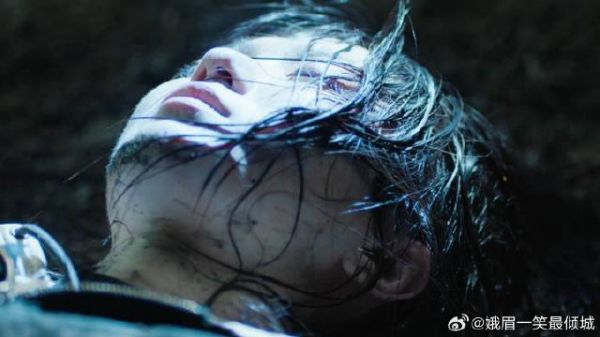 女孩半夜下班路上被人杀害，随后被抛尸在郊外