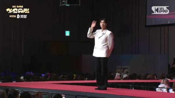 郑允浩走上红毯 .