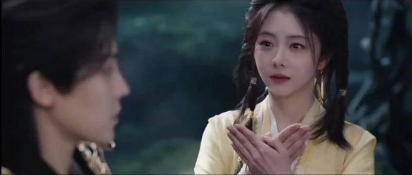 谭松韵新剧《逍遥》预告曝光,红衣黑化眼神震慑