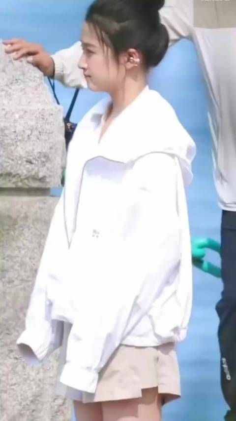 关晓彤运动风造型巧思尽显活力时尚