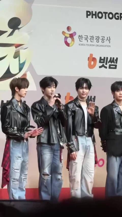 章昊亮相SBS红毯,黑色皮衣造型吸睛