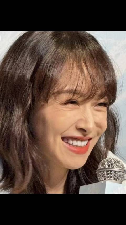 女星素颜显岁月痕迹，独特气质自信绽放