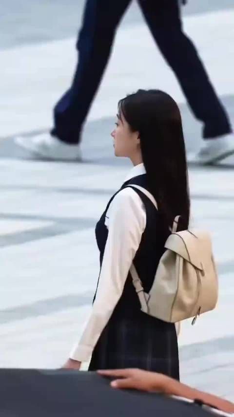 关晓彤棒球皮衣铆钉短裙造型展甜酷学姐风