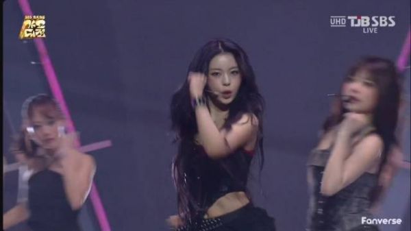 SBS歌谣大战NMIXX张圭真、IVE李瑞、LESSERAFIM洪恩採合作舞台《pretty savage》