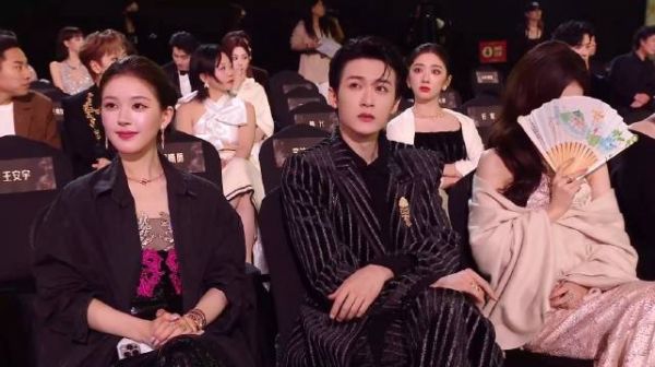 张凌赫台上领奖！白鹿捂着扇子憋笑不敢看，旧情复燃？丨星光大赏