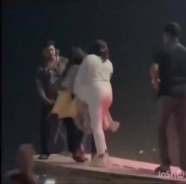 孟加拉国两女子未戴头巾遭鞭打