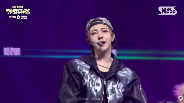 黄仁俊SBS歌谣大战舞台cut曝光，反戴帽小烟熏造型吸睛