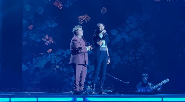 韩红莫文蔚合唱这世界那么多人现场版
