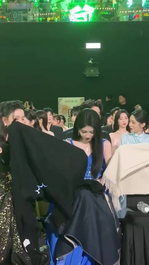 为何白鹿看手机用毯子挡？看到刘亦菲警告万茜，才知皆是斗智斗勇 鞠婧祎