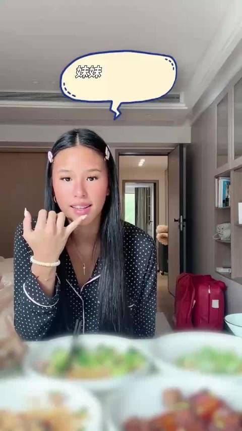 张庭女儿大方承认喜欢黑皮肤不涂防晒霜