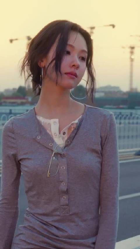 好喜欢陈都灵戴眼镜的样子呀，看起来有一种很独特的气质