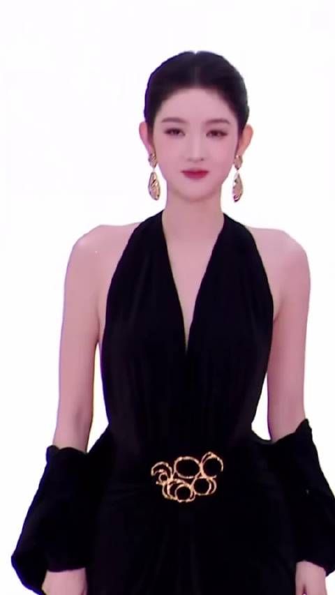 好喜欢王玉雯穿黑色呀，真的有一种外柔内刚的感觉