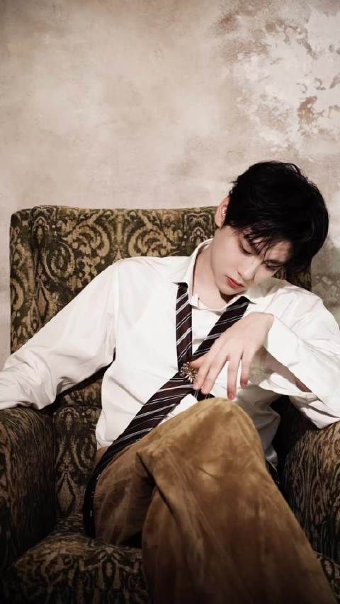 田栩宁抱孩子照被质疑AI合成,网友指其仅露四指