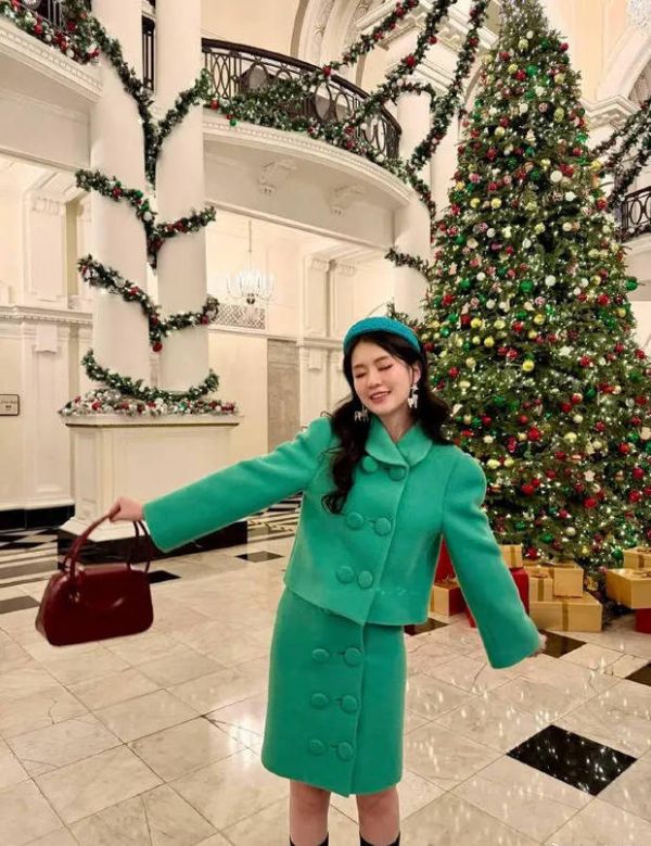 她的穿搭被网友评价“普通人穿显土，她穿显贵气”。