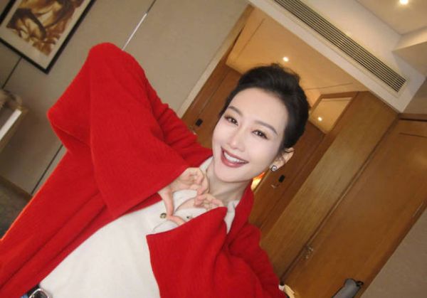 搜狐娱乐讯 25日,王鸥在社交平台上晒出一组美照,她身穿大红外套明艳动人,对着镜头甜笑比心十分养眼。