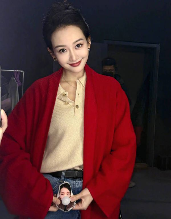 王鸥的五官精致,一双灵动大眼炯炯有神。