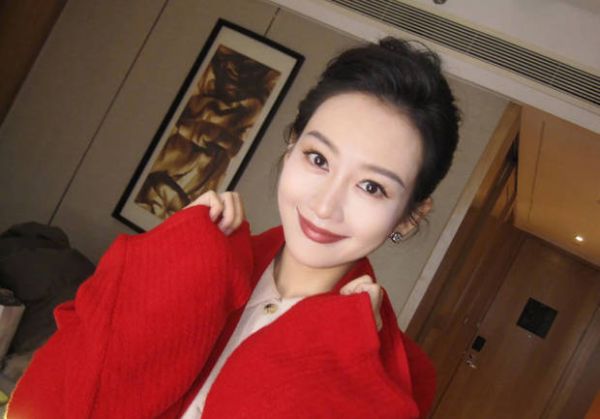 王鸥面露温柔笑容,红唇吸睛。