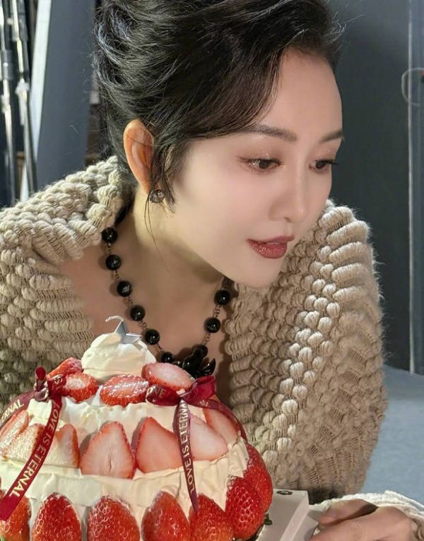 王鸥侧颜精致,皮肤白皙光滑,保养有方。