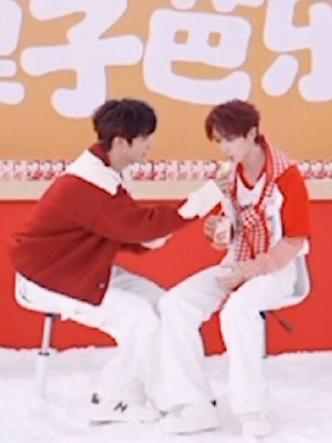 幺文自己喝完后第一口要先喂丁儿，就是这么直接喂，两位的腿都交叠了