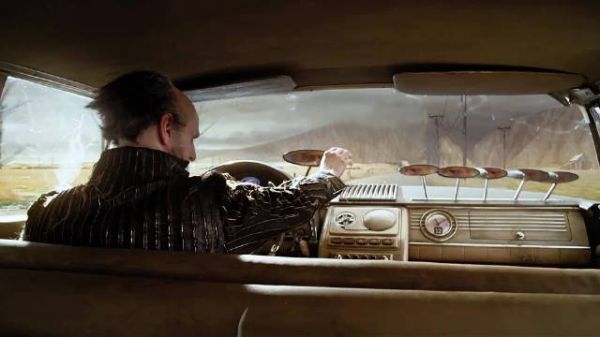 故意把车停在轨道上 里面还有三个孩子